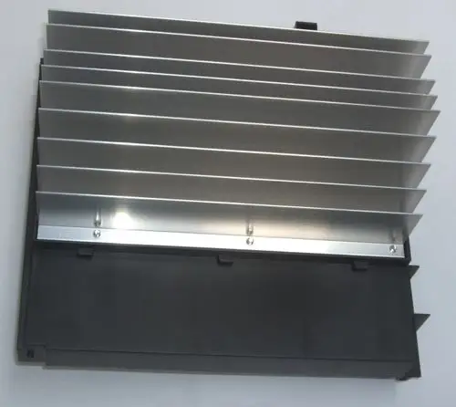 Daikin Platine mit mehreren Aluleisten, montiert auf einem schwarzen Gehäuse, eventuell Teil eines Klimasystems oder einer Heizungsanlage.